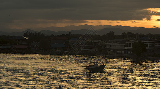 海上日落与渔船图片