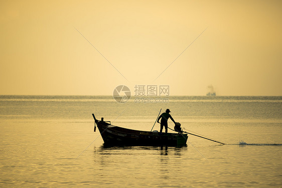 海上日落的渔船图片