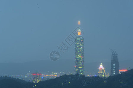 台北,建筑座著名的地标,日落时大象山取下来的图片