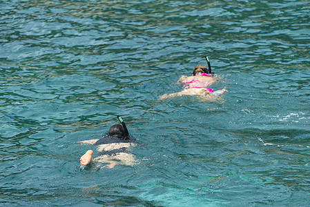 泰国普吉岛穿着比基尼的游客普吉岛的海里游泳图片