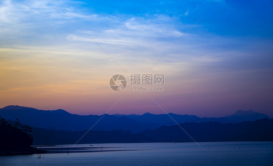 泰国坎查纳布里的热带湖泊日落图片