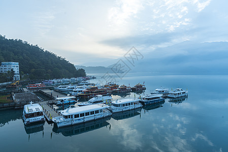 台湾南旅游船桃花源的早晨停靠台湾日月潭水社码头图片