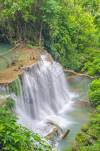泰国Kanchanaburi省的HuaymaeKamin瀑布图片
