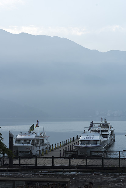 台湾旅游船桃花源的早晨停靠台湾日月潭水社码头图片