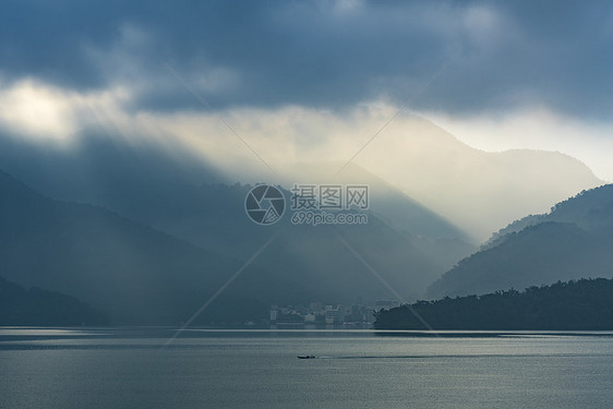 台北日月湖上的日出图片