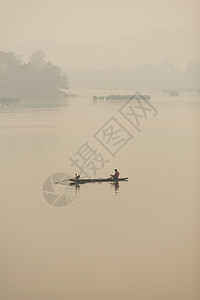 带日落的渔船,泰国图片