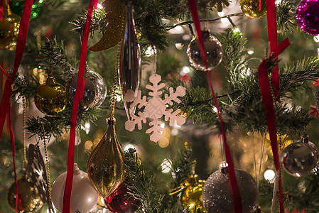 诞节诞节时树上装饰图片
