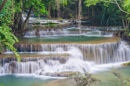泰国坎查纳布里的深林瀑布图片