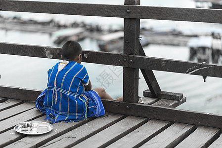 桑克拉布里,泰国泰国桑克拉布里木桥上的明身份儿童特写图片