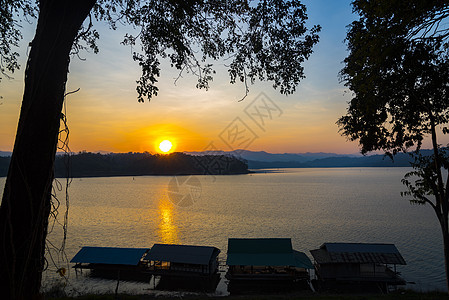 热带湖泊日落景观图片