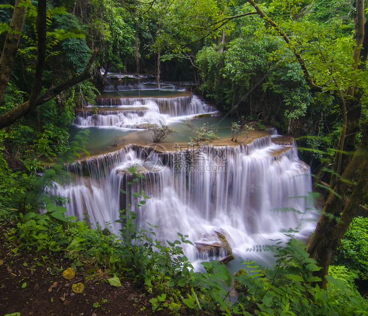 泰国坎川布里省秋林美丽的瀑布高清图片下载 正版图片 摄图网