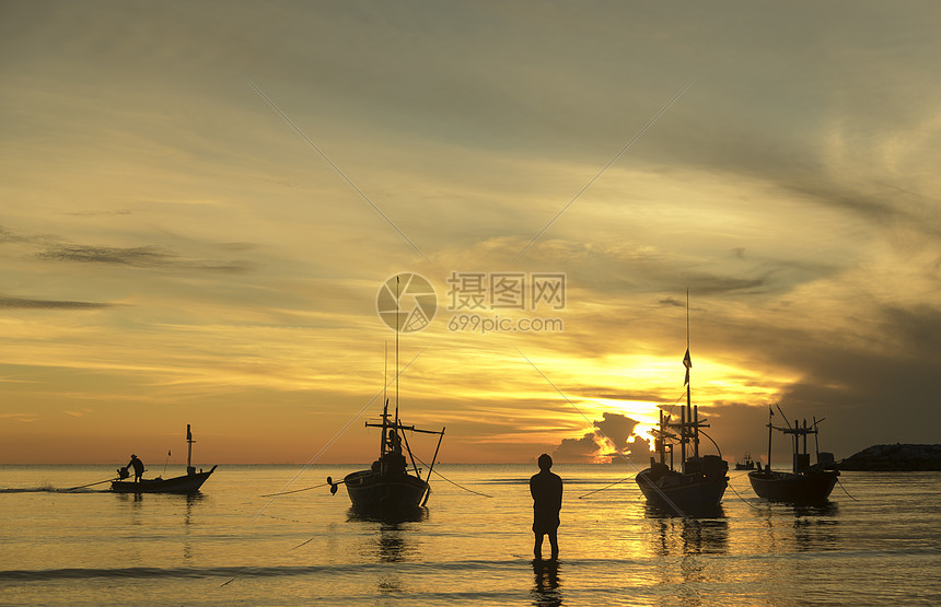 早晨的海洋生活与船渔夫,日出图片