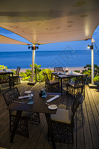 黄昏时分,海滩餐厅的餐桌图片