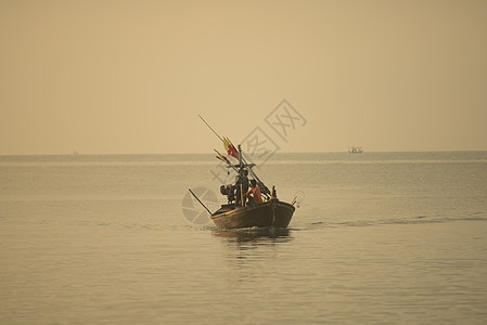 渔民船夫前往泰国海湾泰国尚塔布里镇LeamSingha捕鱼图片
