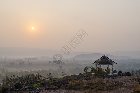 日出的山丘延伸与亭,纳康纳约克泰国图片