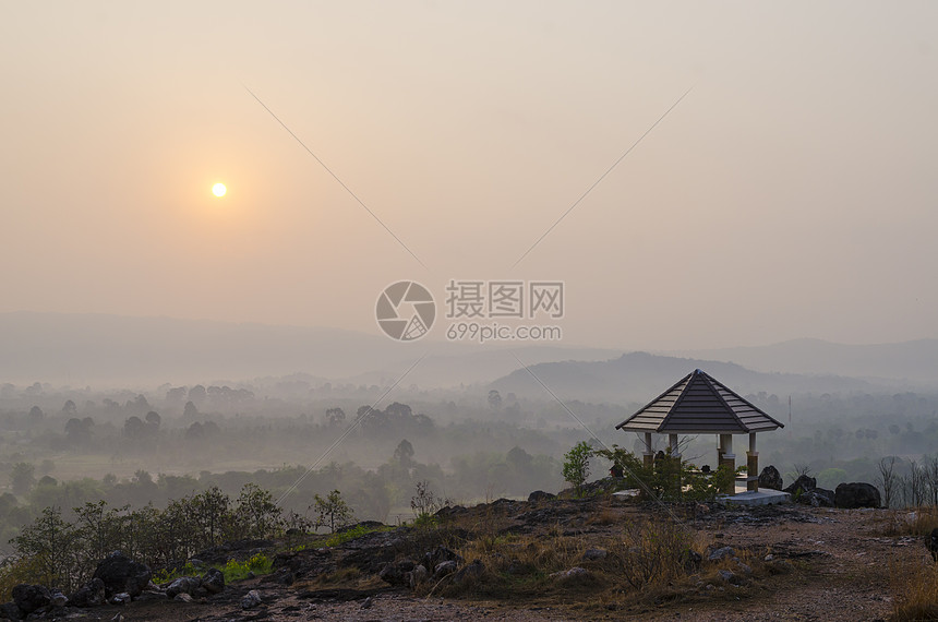 日出的山丘延伸与亭,纳康纳约克泰国图片