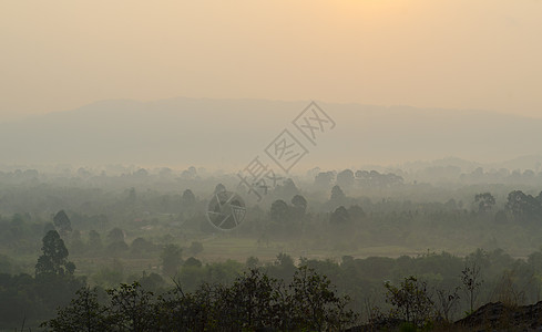 日出的山丘延伸与亭,纳康纳约克泰国图片