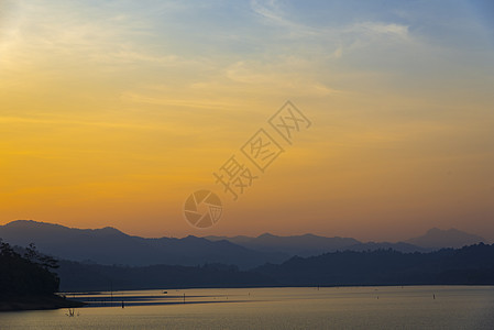热带湖泊日落景观观图片