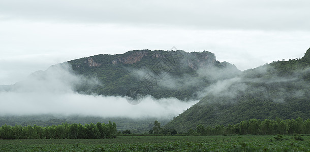 早上泰国坎查纳布里的薄雾下的山脉图片