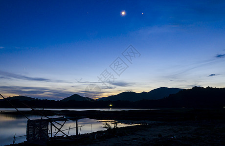 湖上日落的景观图片
