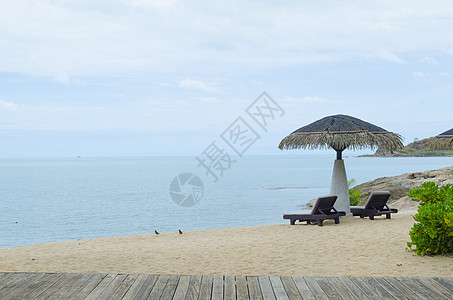 雨傘卡通泰国蓝天上美丽的海滩上睡觉背景