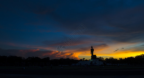 夕阳下的泰国佛像图片