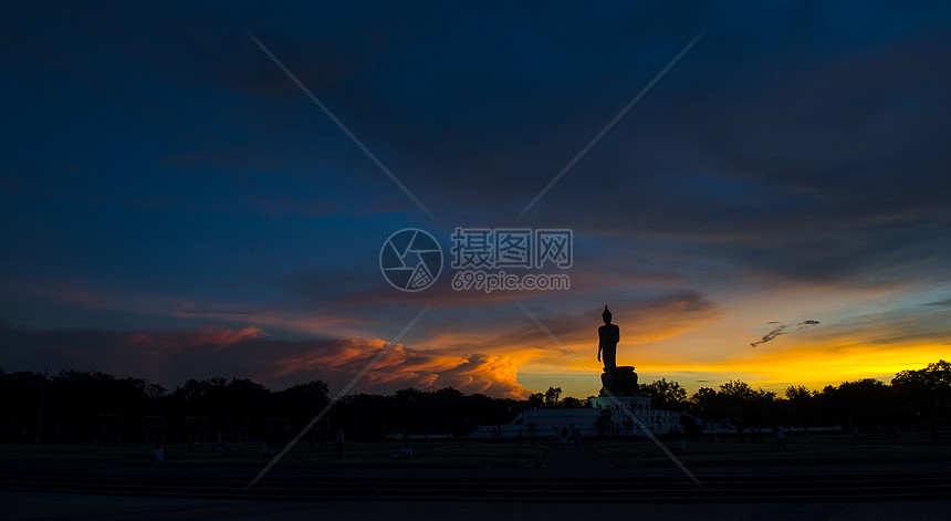 夕阳下的泰国佛像图片
