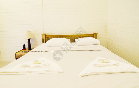豪华卧室,床上两条毛巾图片