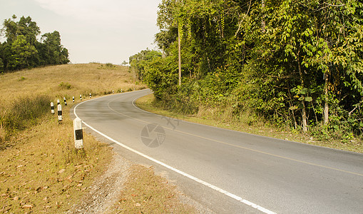 美丽的夏季景观与道路山上图片