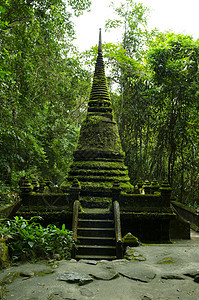 泰国查塔布里省Phlio瀑布公园的老宝塔苔藓图片