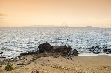 泰国美丽的岩石海滩大海图片