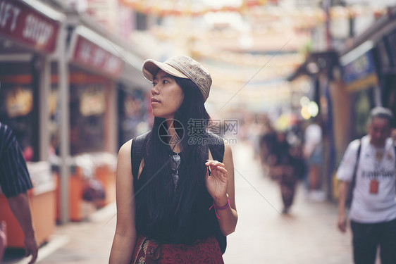 新加坡的旅行者女背包客行走中国城镇图片