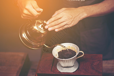 烘焙的人滴水酿造,过滤咖啡,倒灌种方法,包括倒水烘焙,磨碎咖啡豆包含过滤器背景