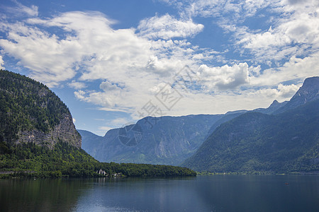 奥地利霍尔斯特特村湖泊的全景图片