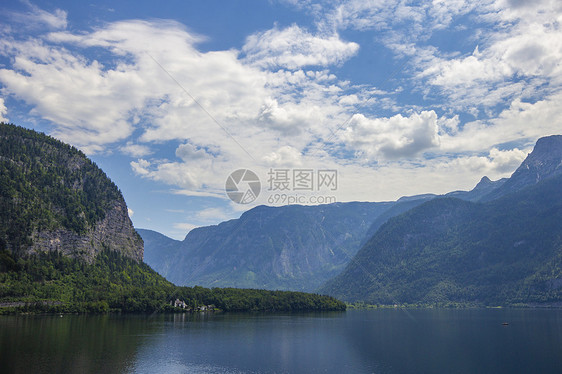 奥地利霍尔斯特特村湖泊的全景图片