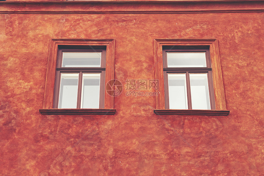 彩色水泥墙上的老式窗户图片