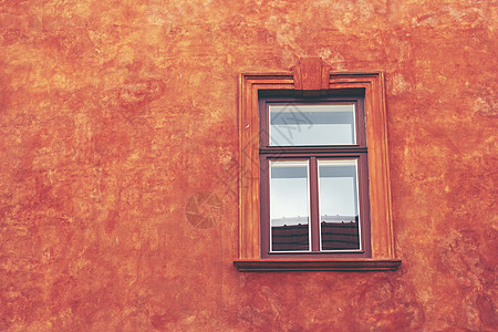红色的房子彩色水泥墙上的老式窗户可用于背景背景
