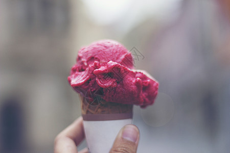 女人的手着融化的冰淇淋华夫饼锥夏天的灯光下图片