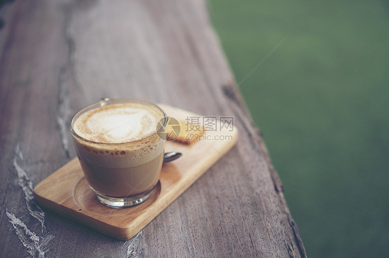 咖啡厅木桌上的咖啡杯复古色调图片