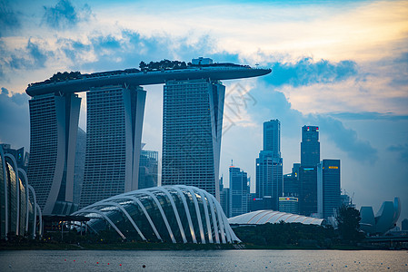 新加坡商业现代建筑景观围绕码头湾黄昏图片
