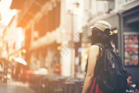 女背包客行走中国城镇图片