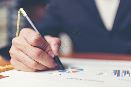 签署协议条款的商人背景图片