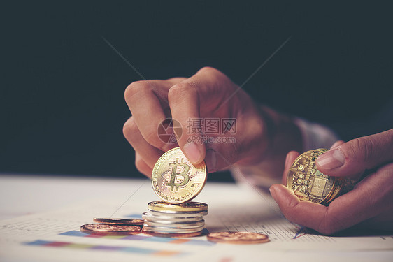 黄金比特币个人的手,数字符号的新虚拟货币图片