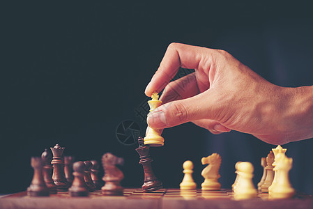 商人之手移动象棋人物比赛中成功发挥战略管理领导理念图片