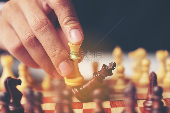 商人之手移动象棋人物比赛中成功发挥战略管理领导理念图片