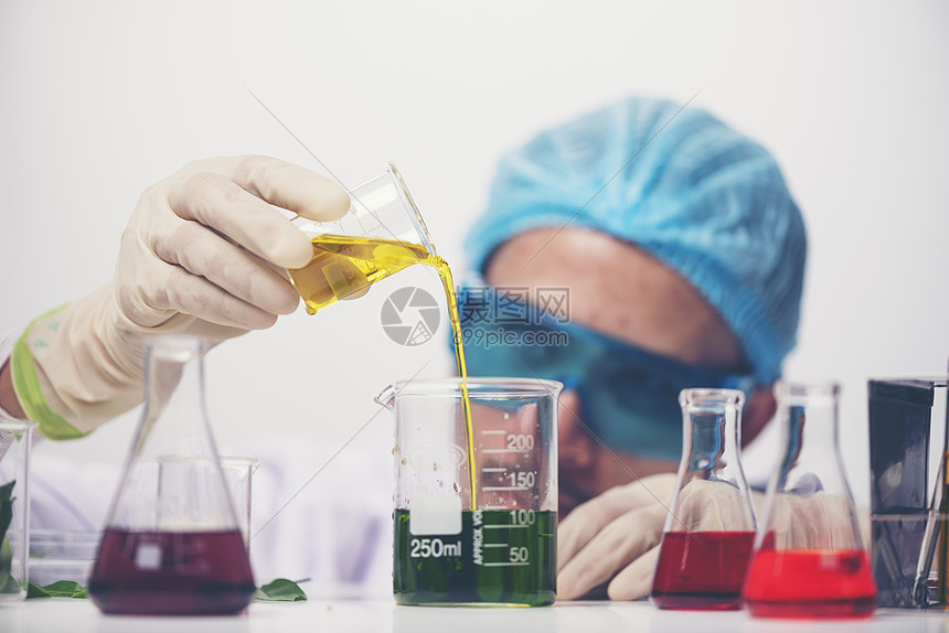 ‘~分析实验室科学家与吸管烧杯设备化学  ~’ 的图片
