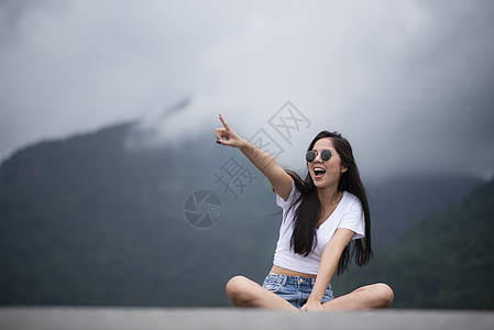 轻美丽女孩的肖像,与自然快乐,背景为山林,自然场景图片