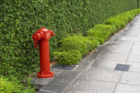 红色消防管城市场景,步行道背景图片