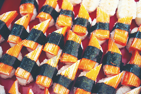 日本寿司被安排家日本餐馆的个上菜盘里图片