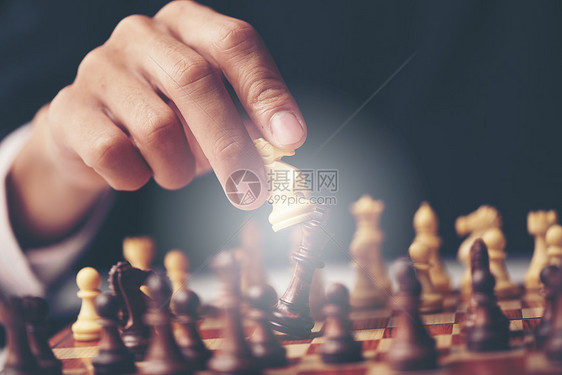 商人玩国际象棋商业战略战术的图片